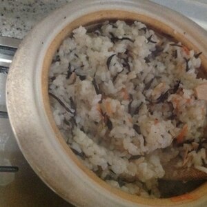 鮭とひじきの炊き込みご飯